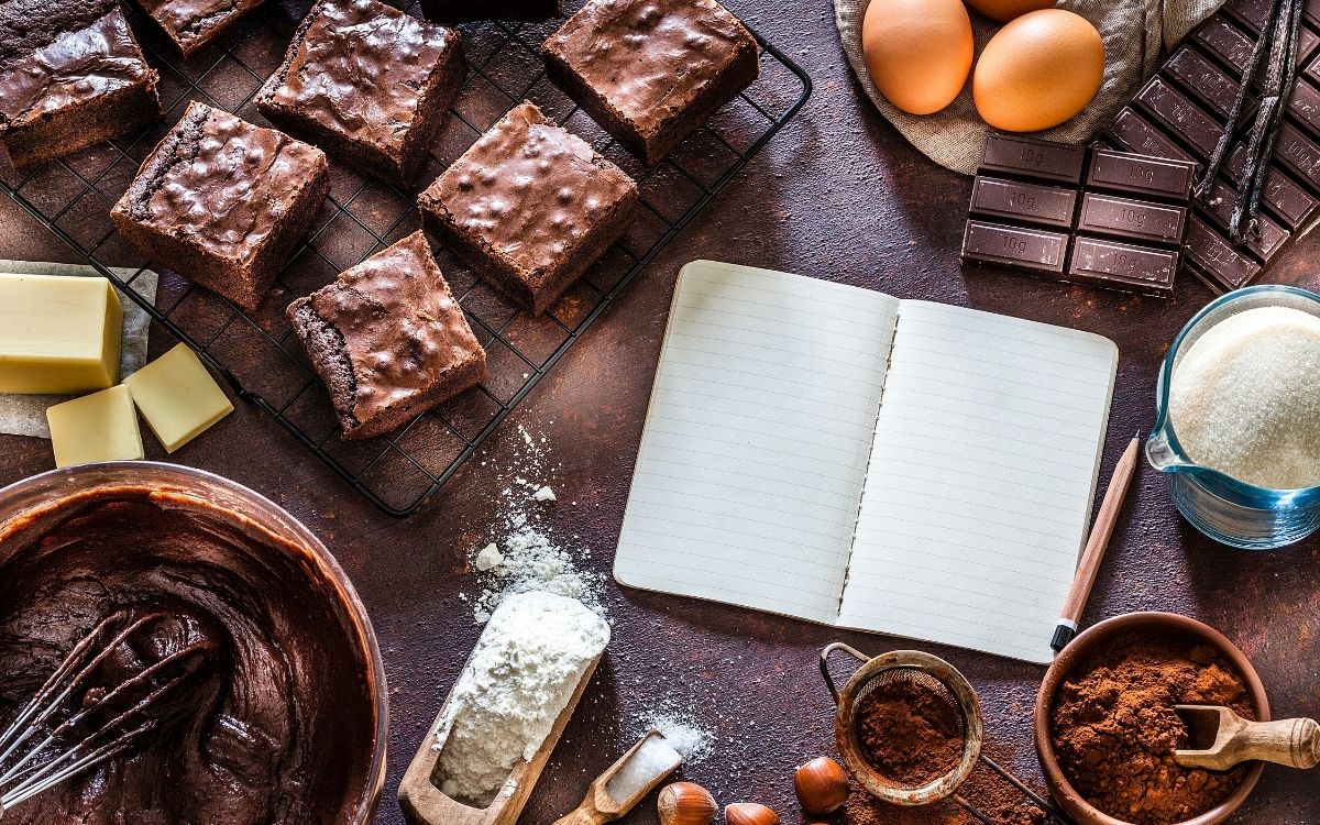 顶部视图的黑暗厨房充满了准备自制巧克力布朗尼的原料。