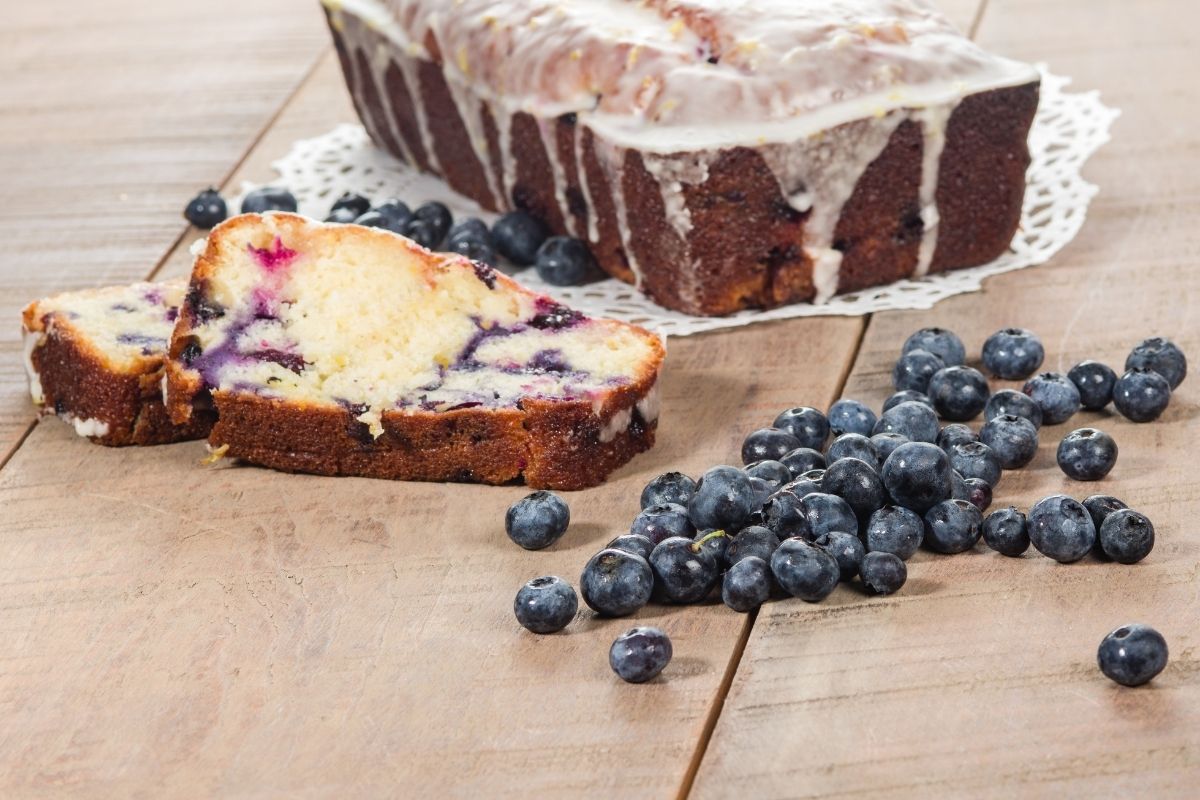 新鲜烤蓝莓咖啡蛋糕配柠檬釉和新鲜蓝莓。