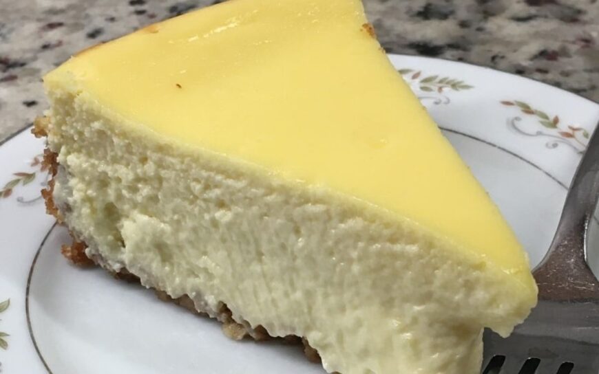 一块可口切片在白色板材的乳酪蛋糕。