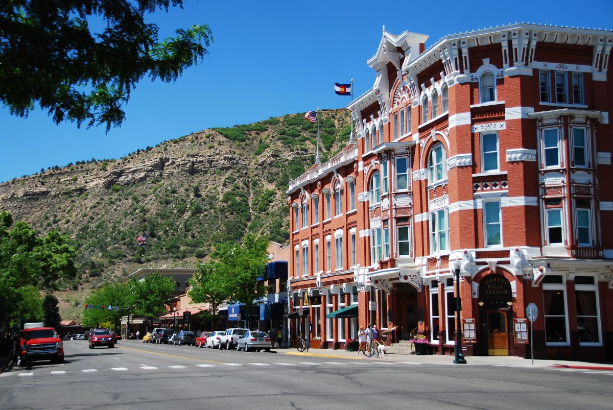 科罗拉多州杜兰戈的酒店和一座落基山。
