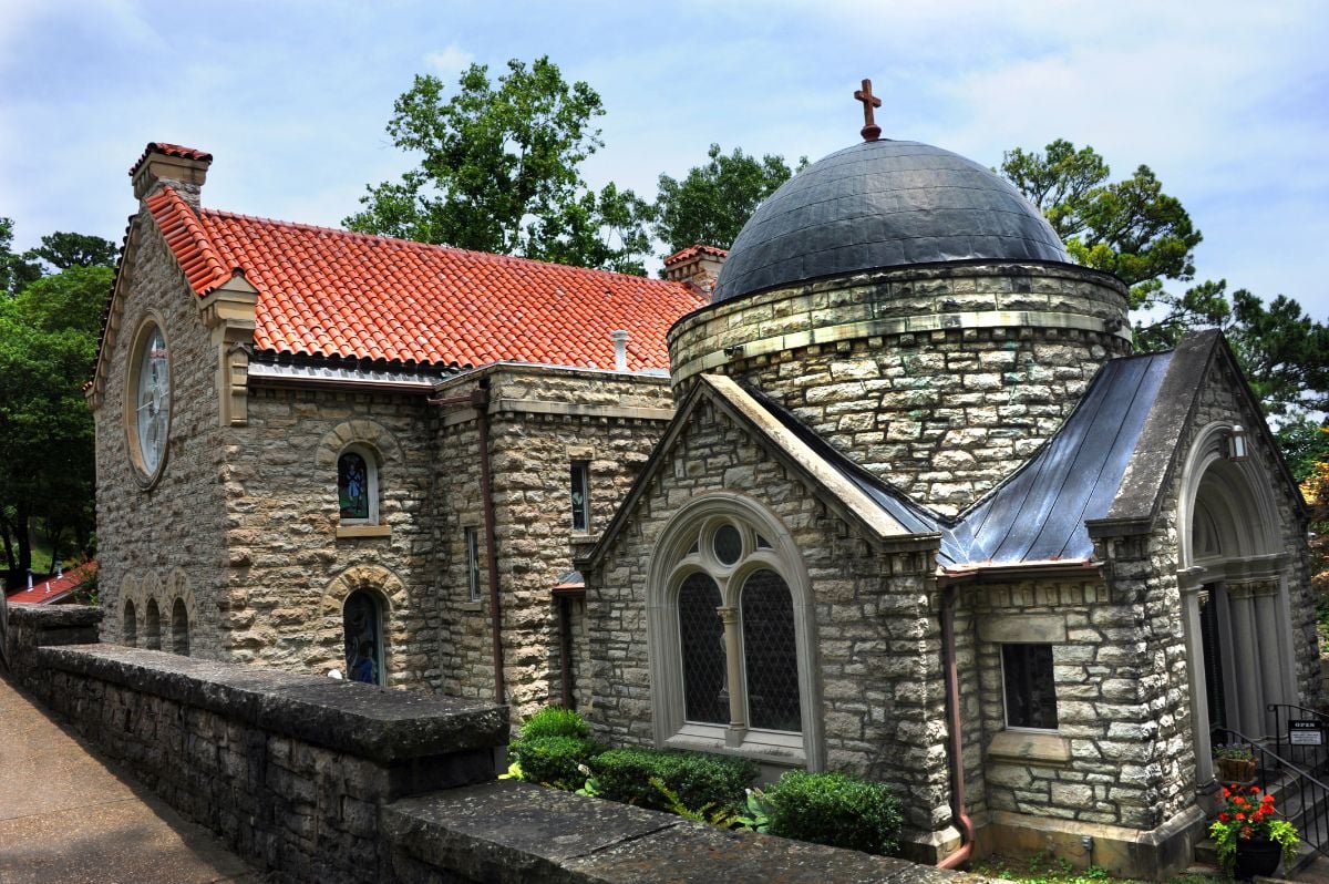 阿肯色州尤里卡泉的维多利亚式圆顶教堂。