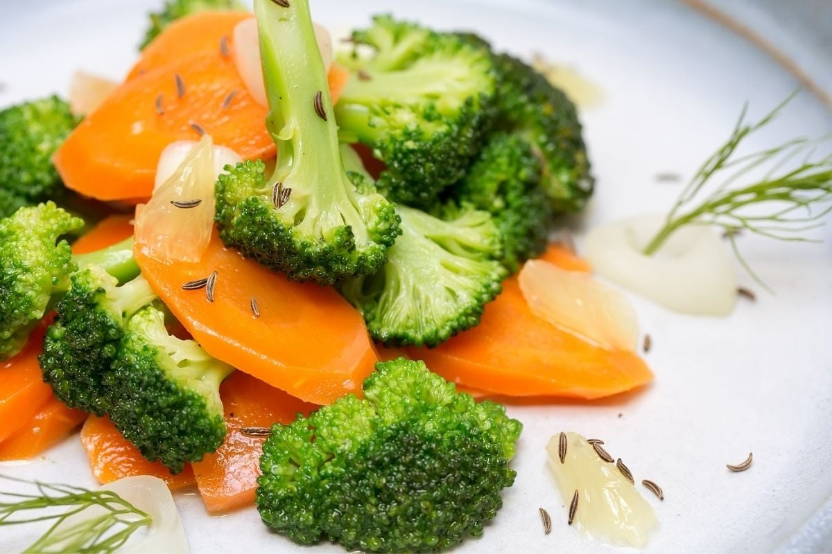 一盘健康新鲜的西兰花和胡萝卜。