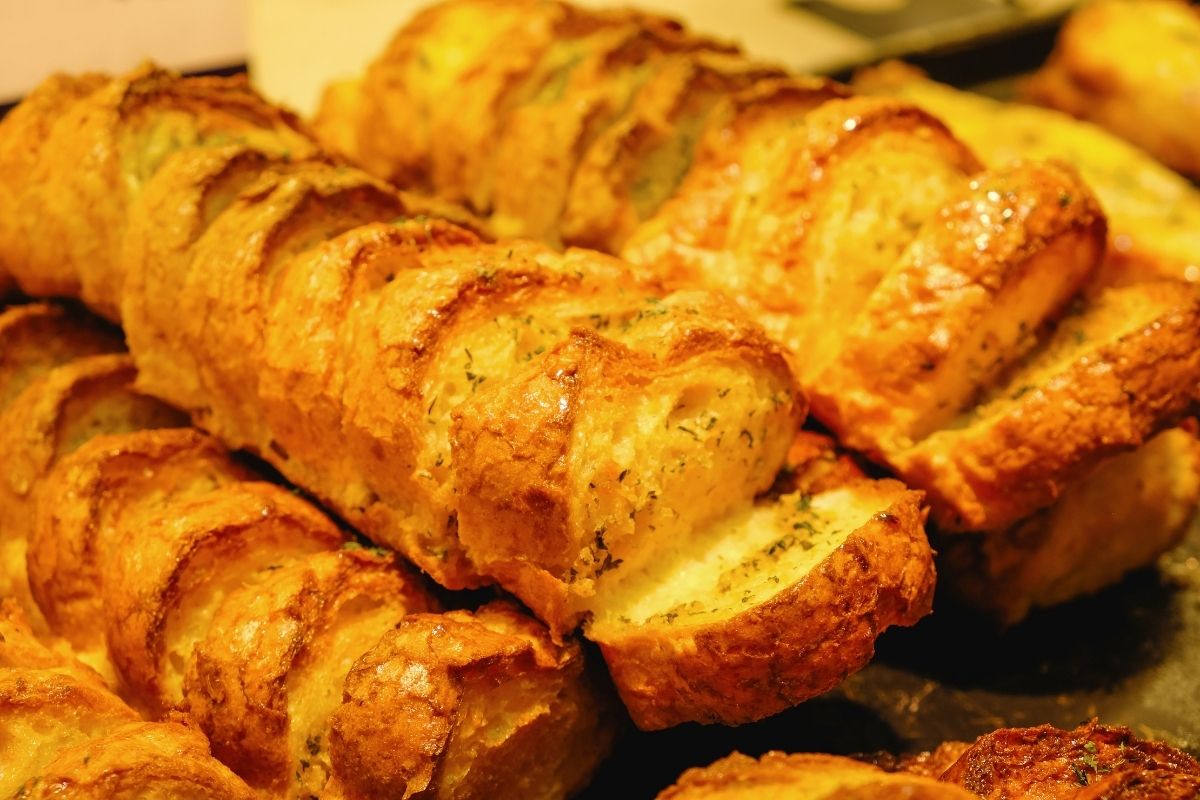 金棕色烤蒜面包的特写照片。