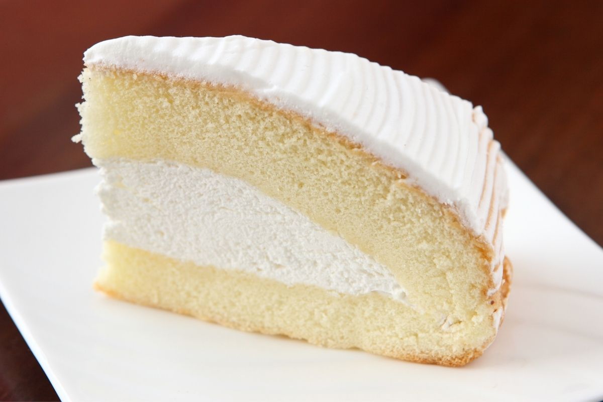 一个简单的黄油蛋糕，里面有白色糖衣。