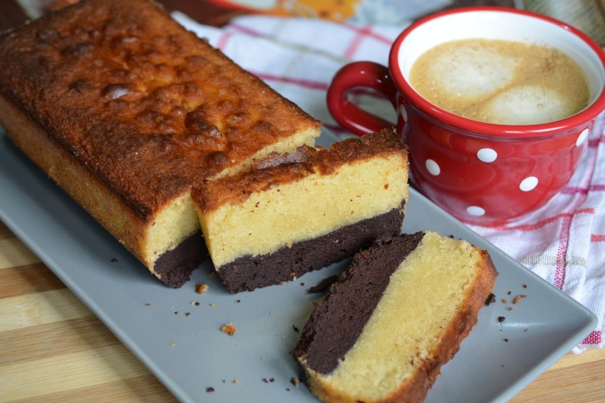 美味的布朗尼和黄油蛋糕配上一杯咖啡。