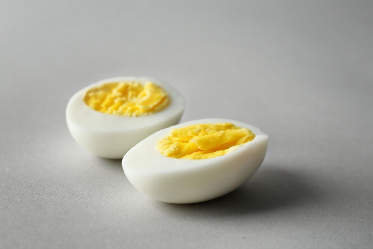 灰底煮熟的鸡蛋切片。