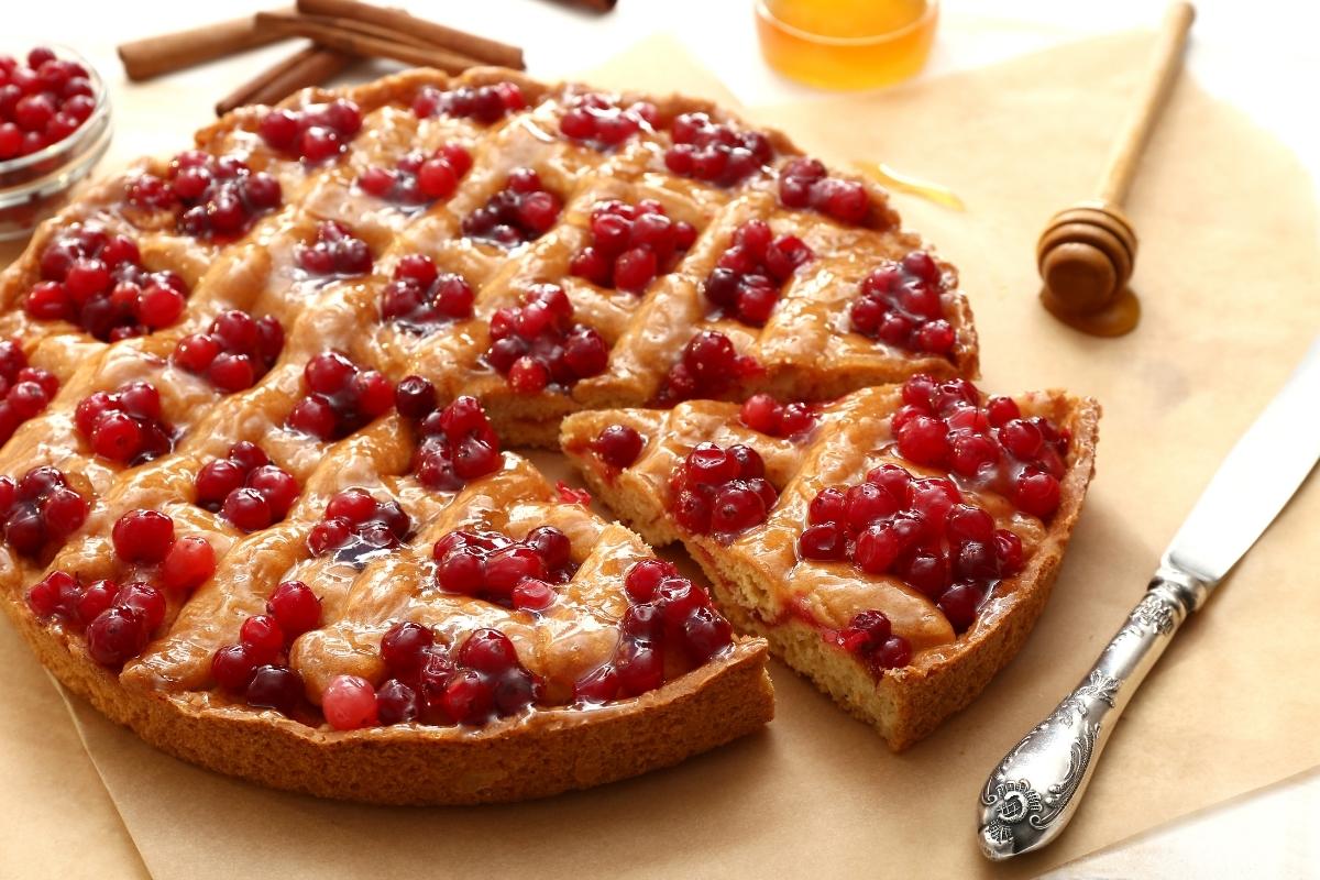 蔓越莓馅饼用面包刀在桌子上。