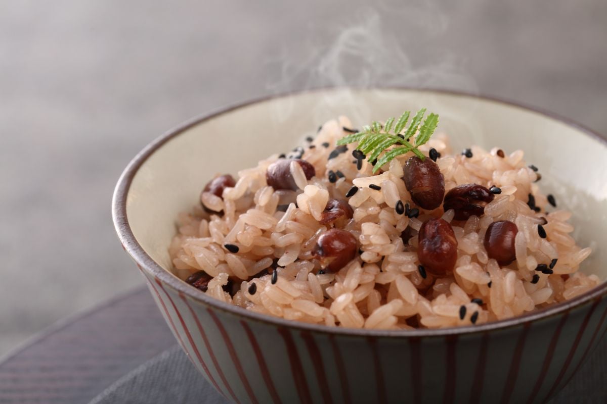 简单健康的米饭和红豆放在碗里。