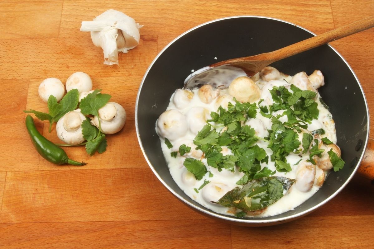 奶油蘑菇汤与蔬菜浇头。