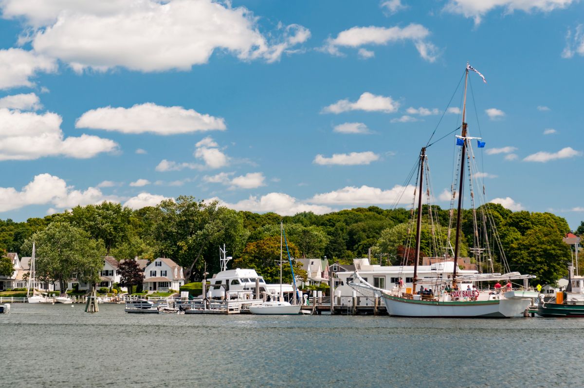 康涅狄格州神秘镇港口旁的房子里有船。