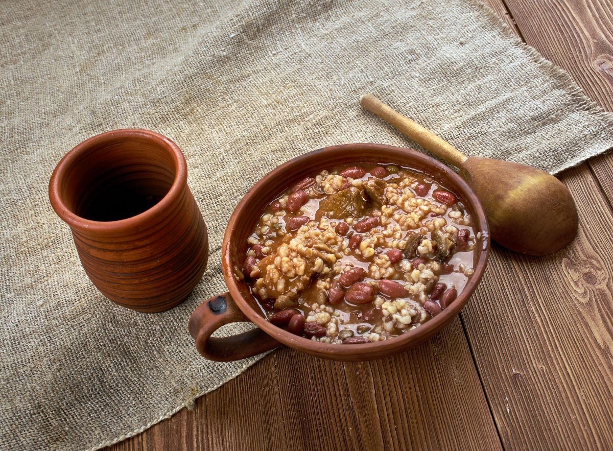 新奥尔良红豆，盛在大杯子里的米饭和沙球。