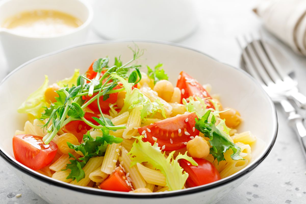 莫斯塔奇奥利沙拉配蔬菜、西红柿、莴苣和芝麻。