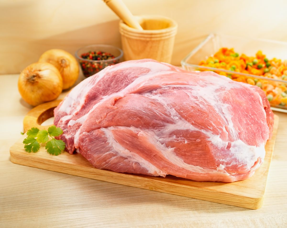 猪野餐切与香菜和洋葱在砧板上。