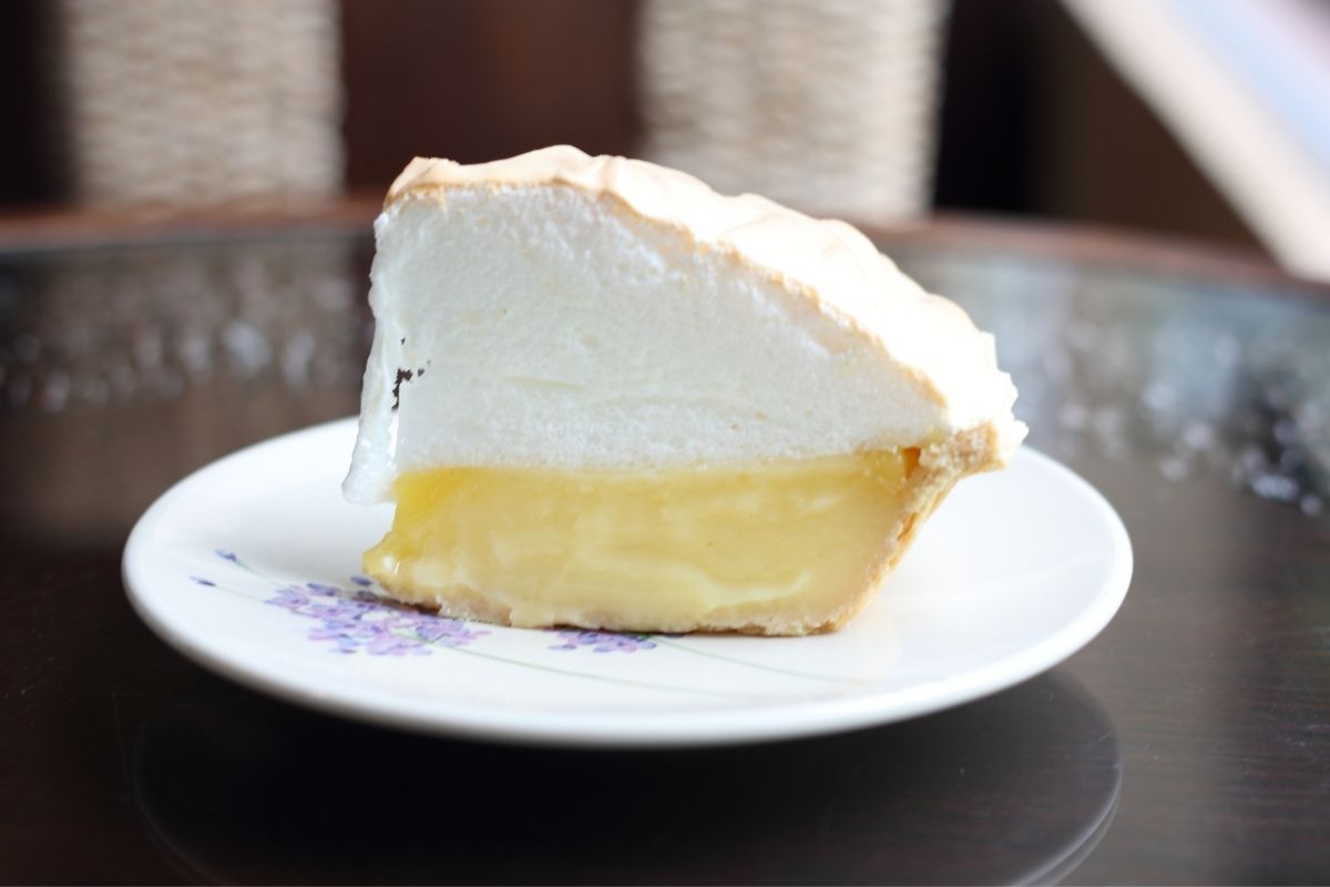 柠檬酥皮馅饼的薄皮和厚厚的奶油的特写照片。