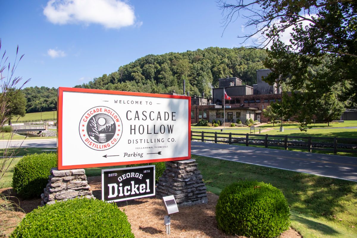Cascade Hollow Distilling CO.的入口标牌。