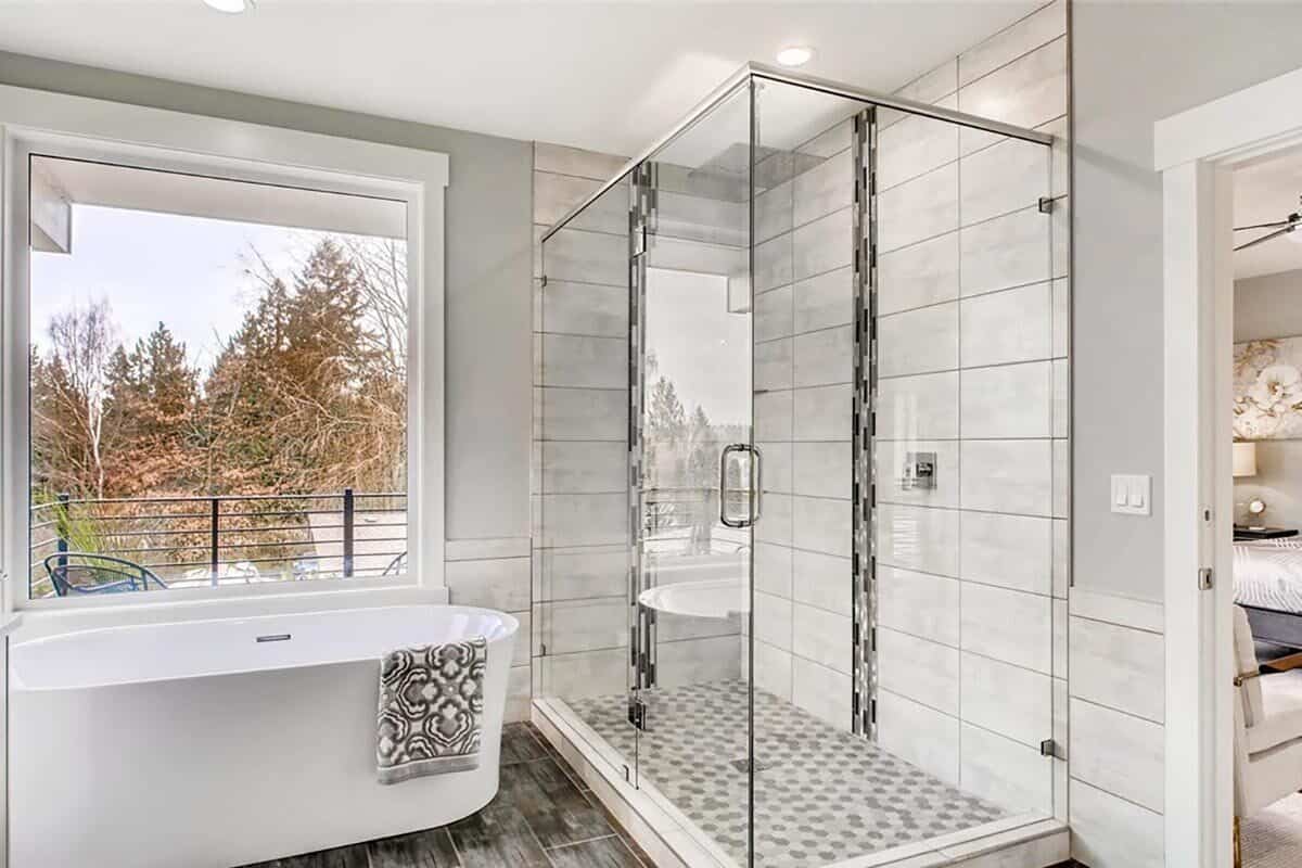 主浴室由玻璃板包裹的步入式淋浴房完成。