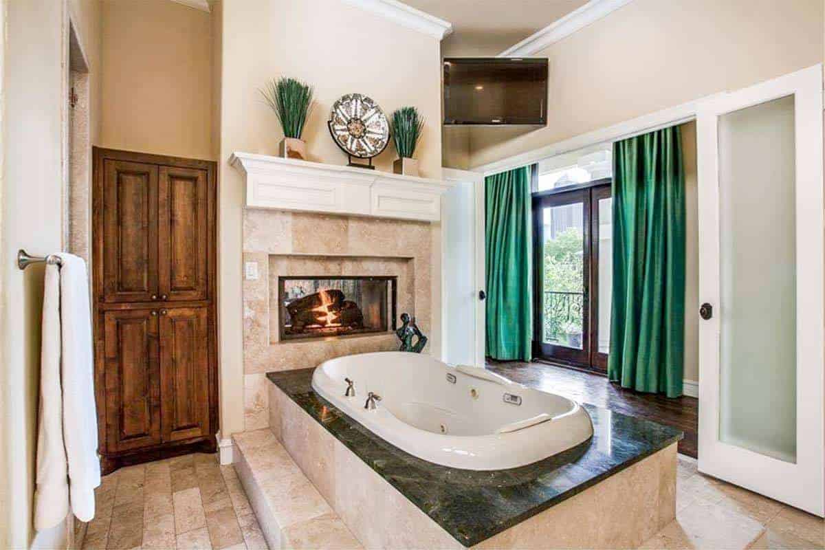 主浴室带有中央浴缸，由玻璃围起来的壁炉取暖。