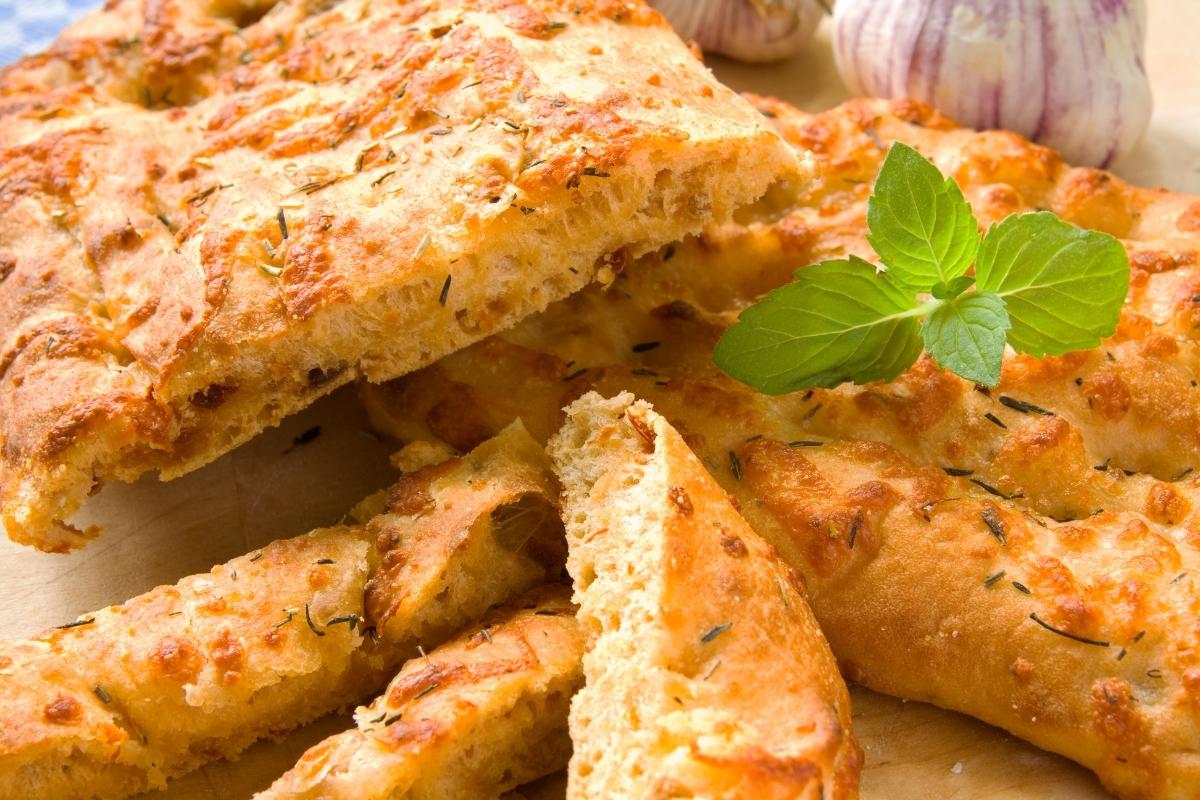 意大利奶酪面包的特写照片。