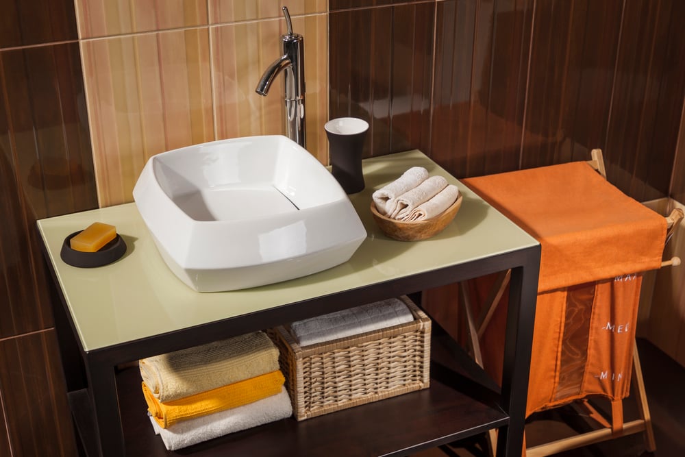 带水槽、毛巾和洗衣篮的现代化浴室