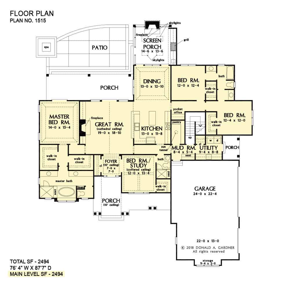 瑟曼农舍的主要楼层平面图，设有门厅，大房间，厨房，用餐区，公用设施，通往车库的储藏室和大量室外空间。
