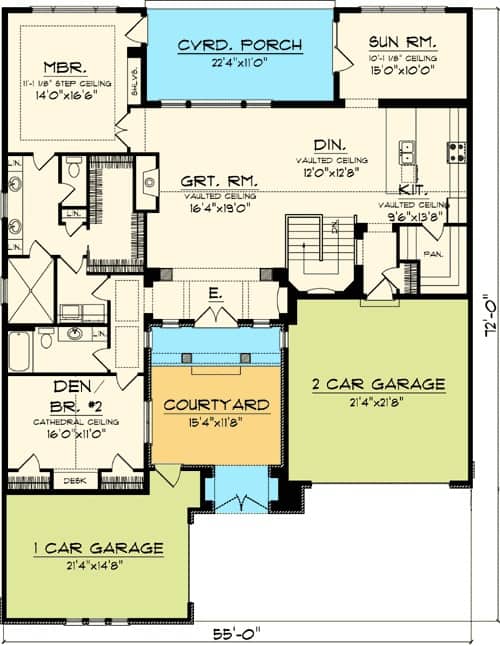 单层托斯卡纳风格的2卧室住宅的主要楼层平面图，带有庭院，3车位车库，大房间，厨房，用餐区，阳光房和两间卧室，包括主要套房和灵活的书房/卧室。