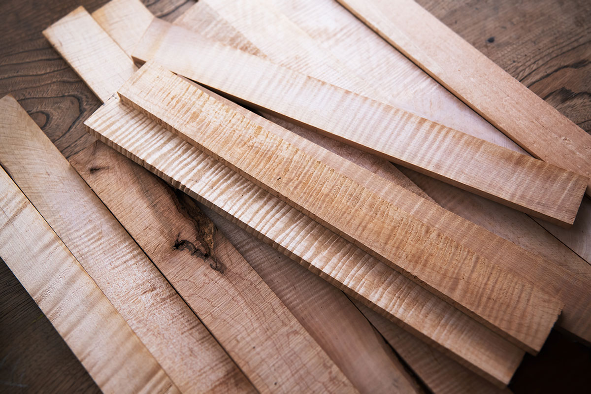 枫木木板:木工用的一堆枫木木板