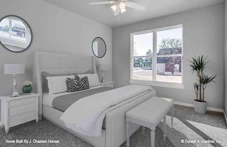 这间卧室的特色是一张皮革软垫床，与灰色的墙壁相匹配，保持一种连贯的外观。