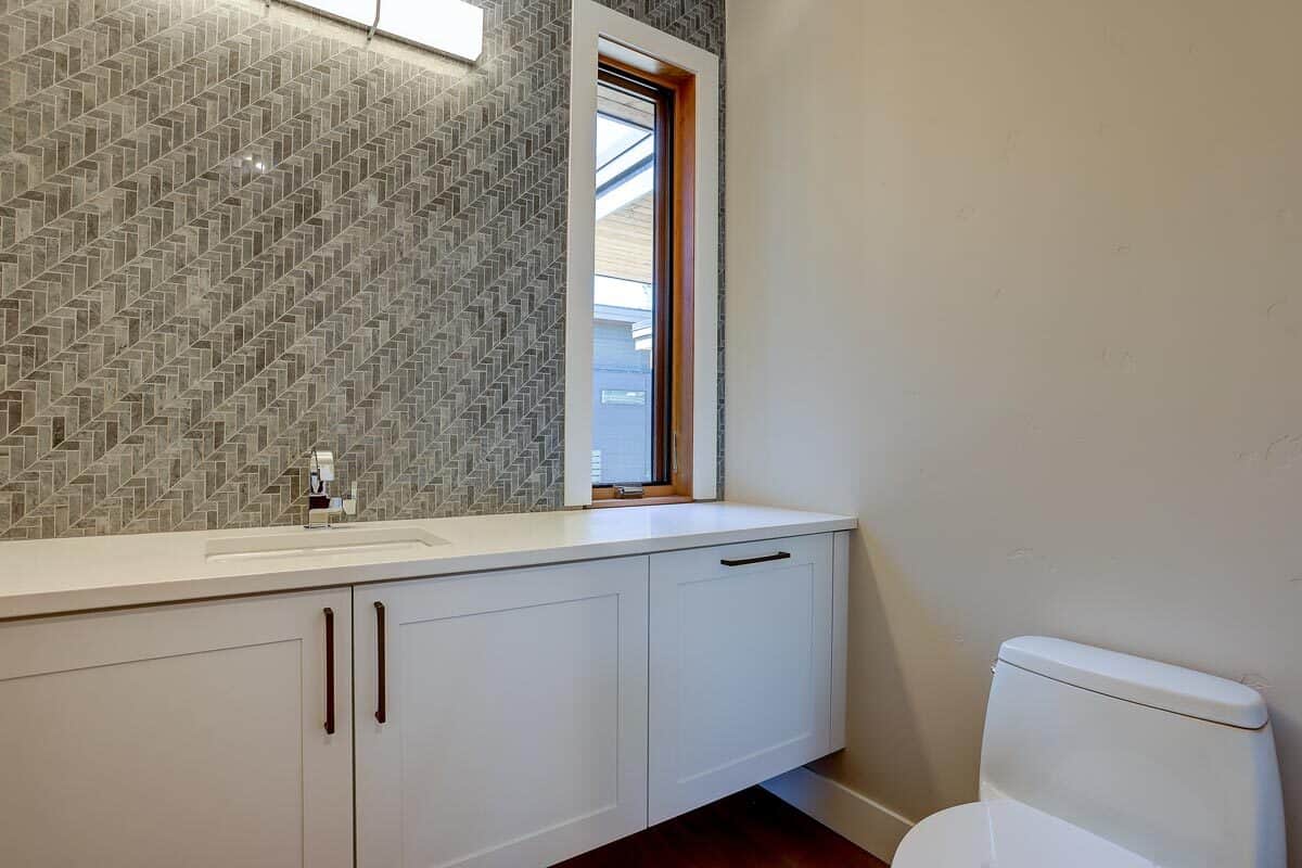 人字形瓷砖后挡板为这间浴室增添了趣味。人字形瓷砖后挡板为这间浴室增添了趣味。