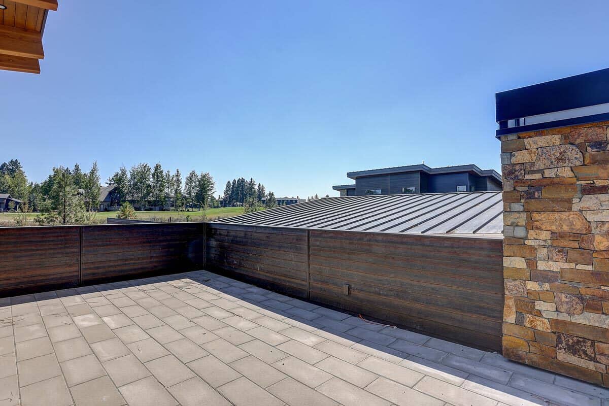 屋顶平台提供了另一个娱乐空间，可以欣赏到广阔的周围环境。