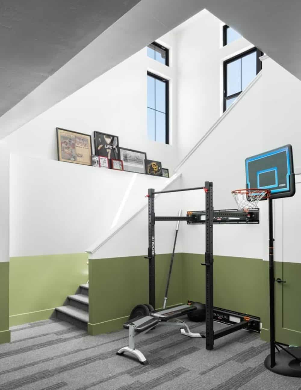 家庭健身房位于地下室楼梯的对面。