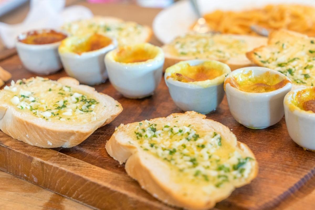 特写照片的美味奶酪面包与大蒜和莳萝。