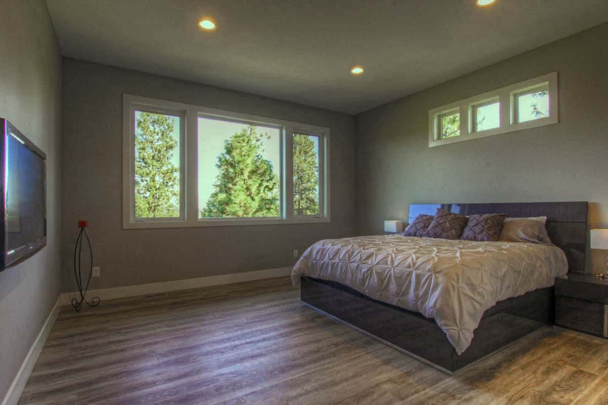 主卧室，硬木地板，定制床，天窗，邀请自然光。