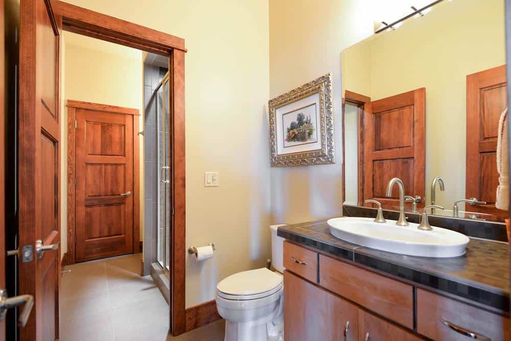 此浴室提供淋浴区和粉末室的独立空间。此浴室为淋浴区和粉末室提供独立的空间。