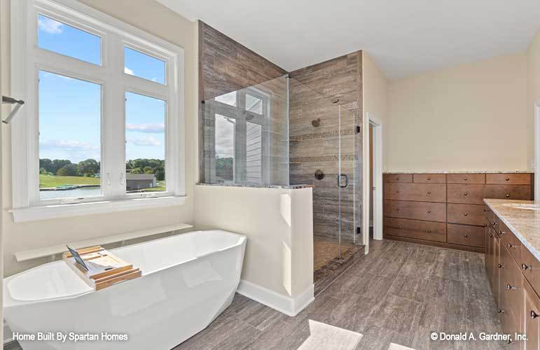 主浴室有一个浏览淋浴和一个独立式浴缸放置在窗口。