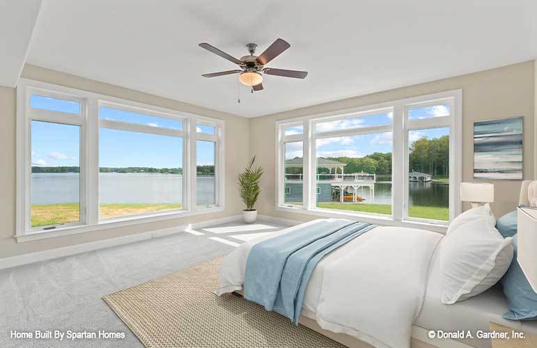 卧室地毯地板和大窗户俯瞰着惊人的湖。