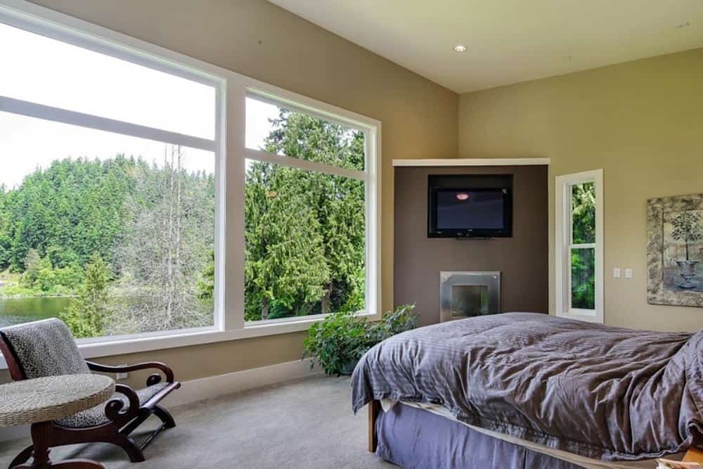 主卧室有自己的壁炉、一台电视，还有一个靠观景窗的休息区。