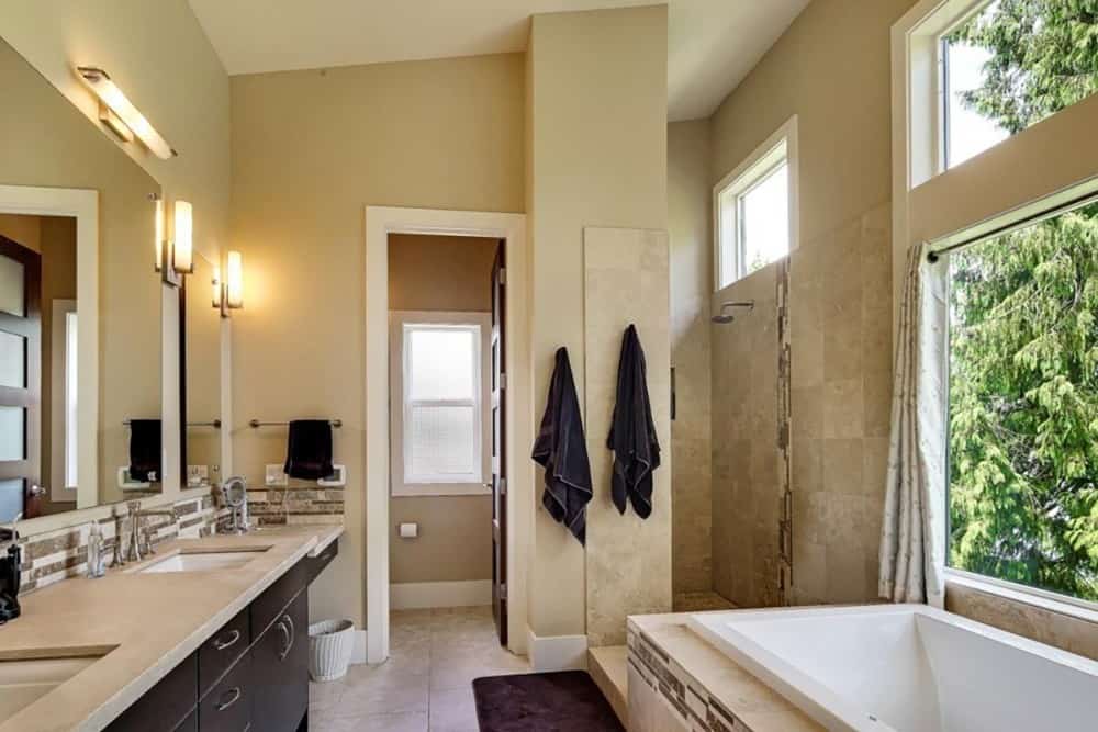 主浴室有一个插入式浴缸，一个步入式淋浴间，和一个带化妆柜台的双水槽梳妆台。