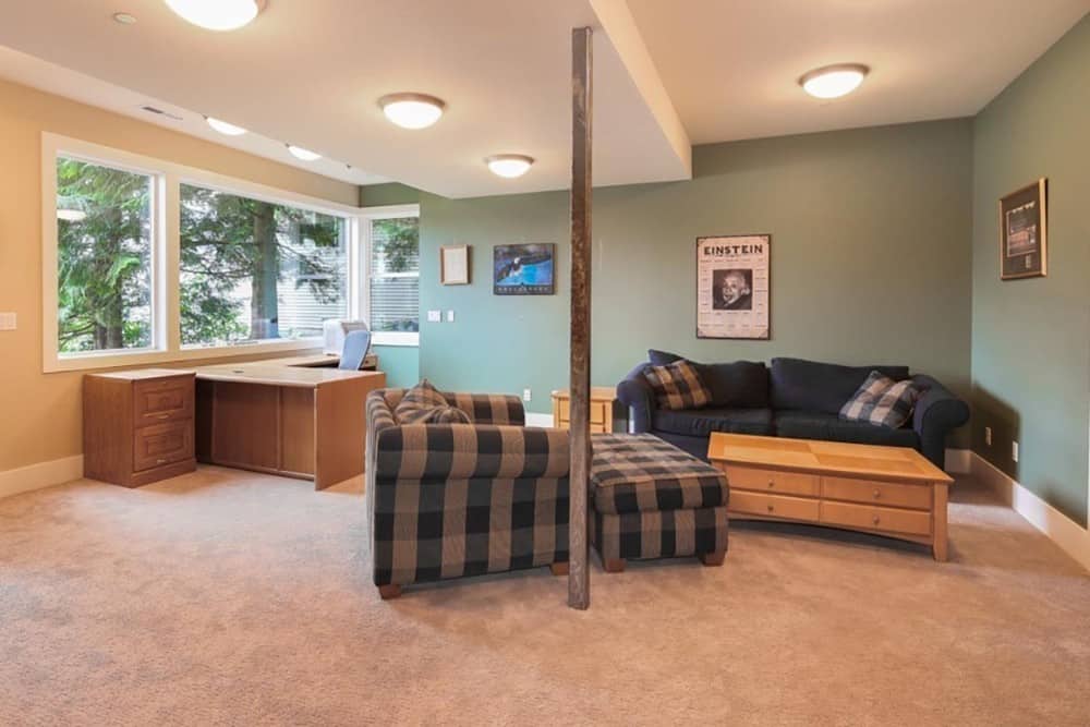 家庭办公室，有五颜六色的墙壁，地毯地板和一个休息区。