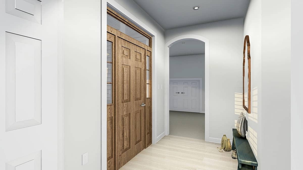 门厅里有一扇木门和一条装饰着拱形镜子的质朴长凳。