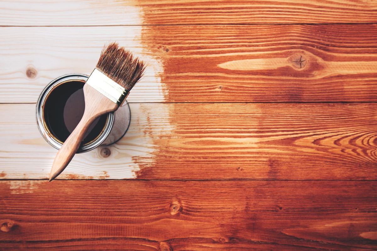 用油漆刷对木甲板进行清漆。