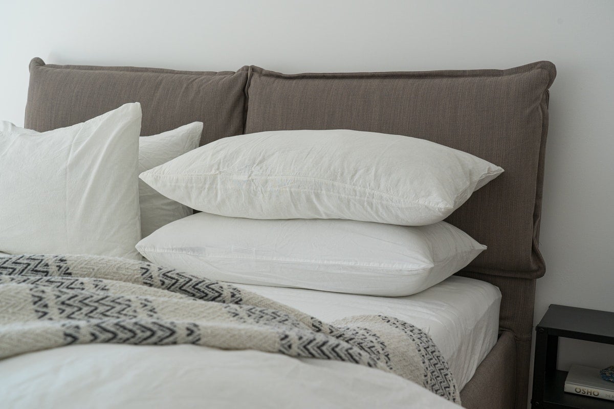 白色枕头和灰色羽绒被的床垫形象