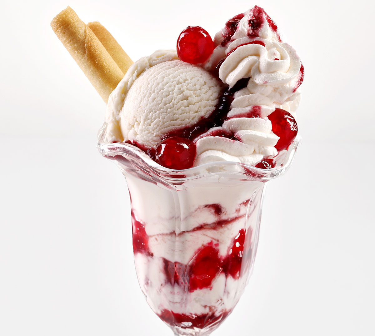 一杯香草草莓樱桃冰淇淋。