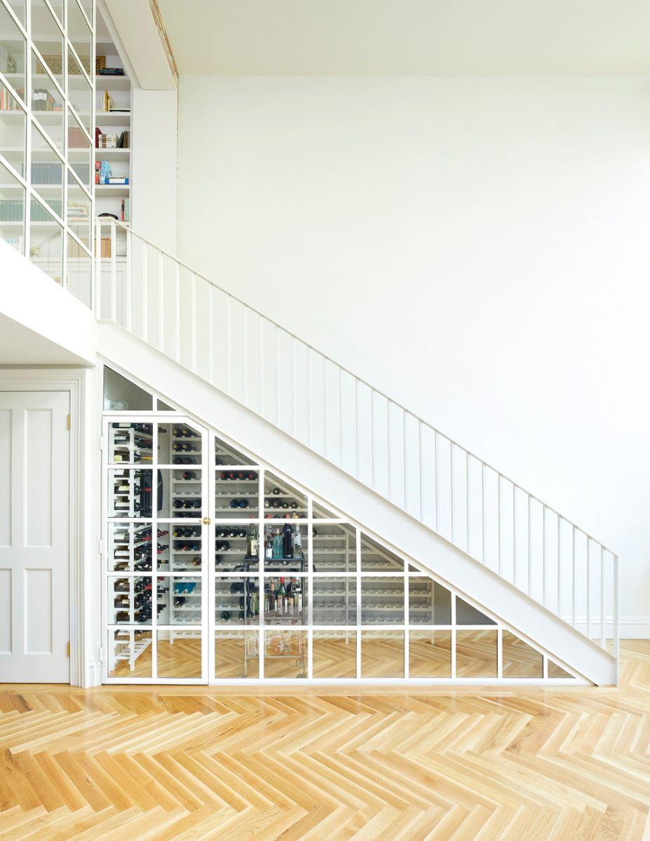 下面一个翻新的木制楼梯与葡萄酒存储。
