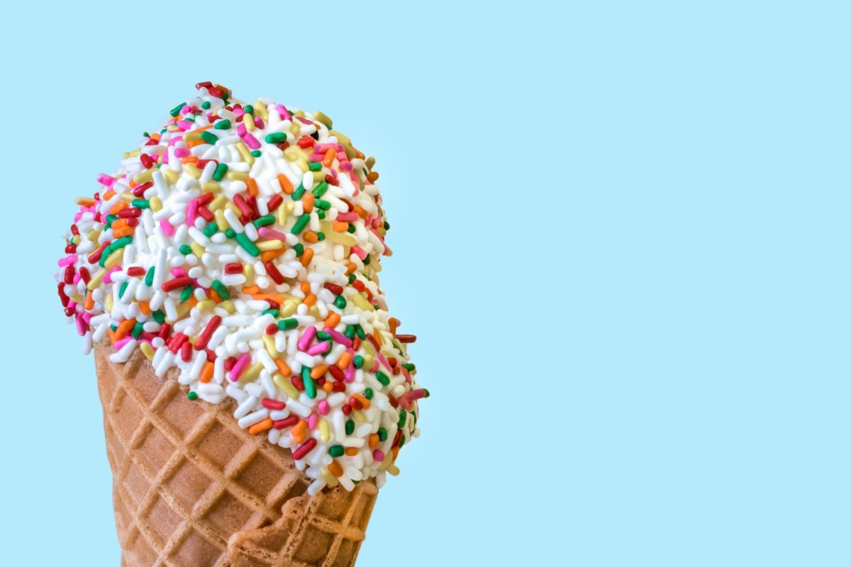 一份加糖的甜筒香草冰淇淋。