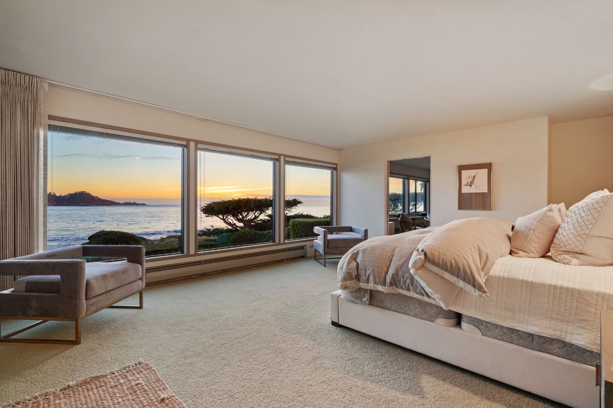 主卧有超大的玻璃窗，可以欣赏到海洋缤纷的日落美景。图片来自Toptenrealestatedeals.com