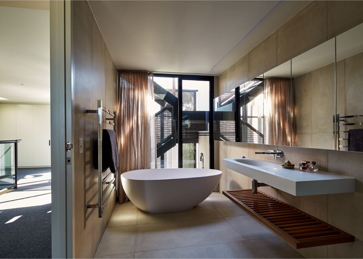 浴室设有独立凹室式浴缸，可欣赏到室外景色。
