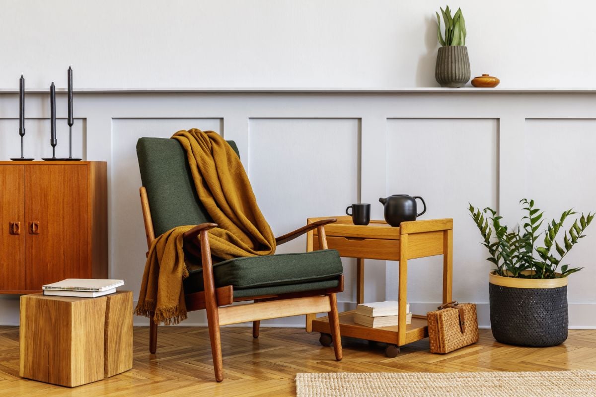 咖啡桌和一张有桌布的椅子。