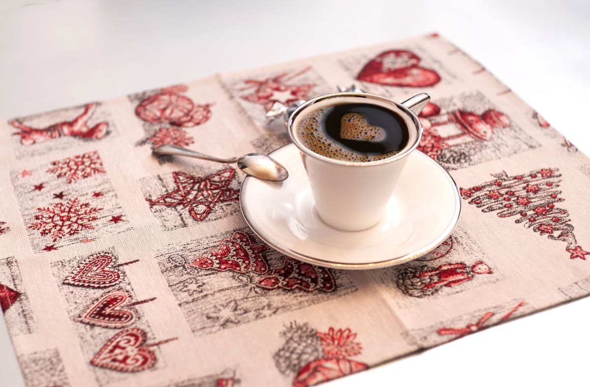 一杯咖啡，有茶匙和餐垫。