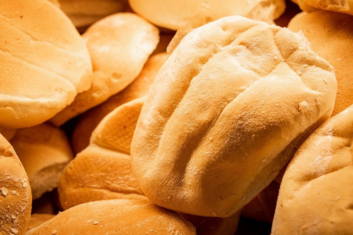 新鲜出炉的蓬松墨西哥波利略面包。