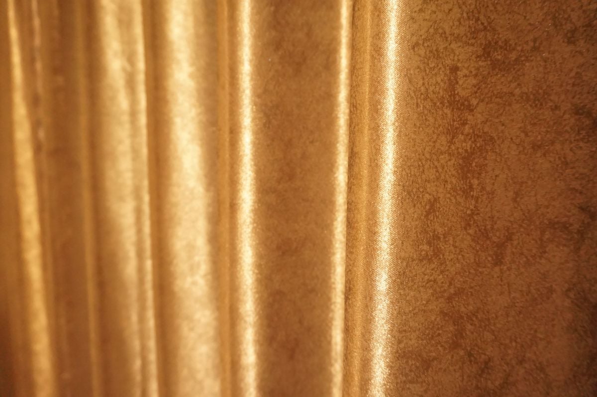 奢华的金色窗帘。
